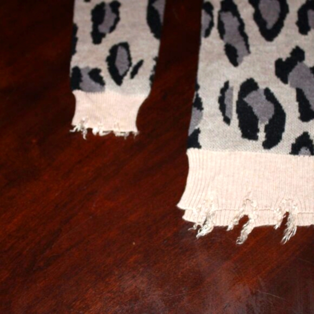 Leopard Print Women's Distressed Sweater Animal Print – Size S – - Picture 5 of 8